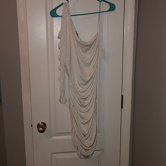 White dress - Picture 1 of 2